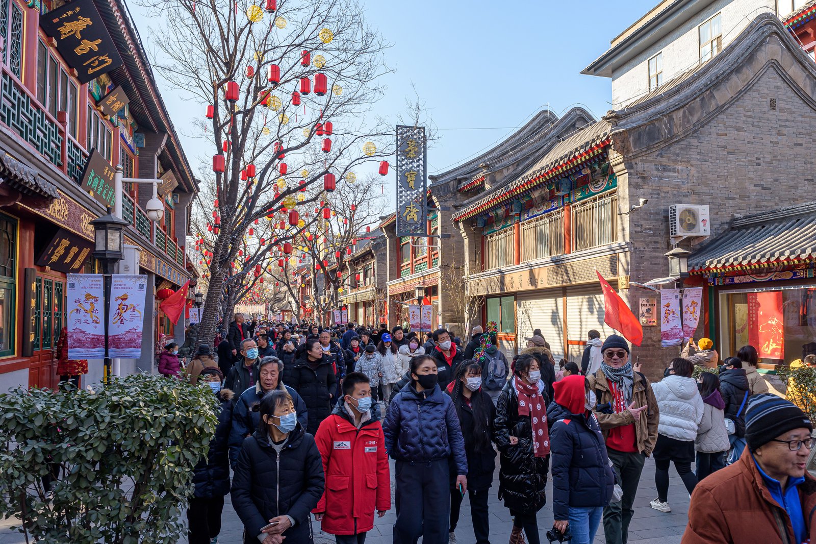 Dates & crowds travel scene